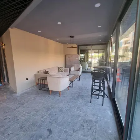 Royal Exclusive Kleopatra, 阿拉尼亚